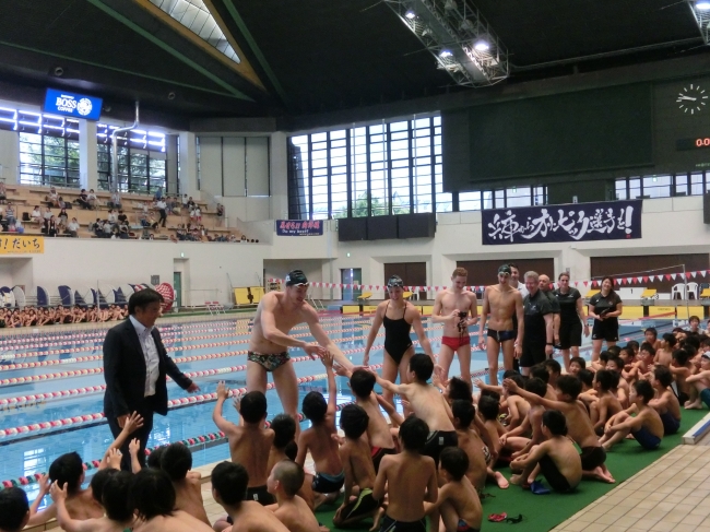 ニュージーランド競泳ナショナルチームの選手 と神戸市内小学生との交流