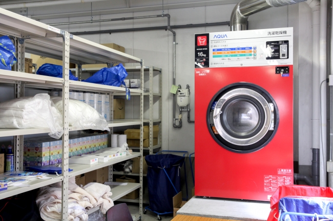 ▲業務用洗濯機はHWD-7276GCを3台保有。 日用品のストックも充実しています。