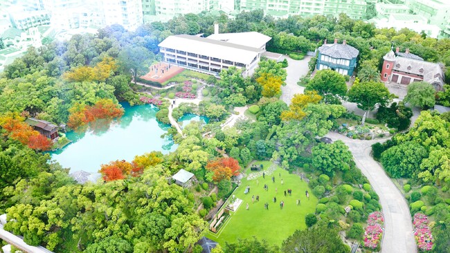 相楽園全景 右側手前に芝生公園。中央上部が「THE SORAKUEN」