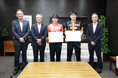 卓球「WTTチャンピオンズ」史上初の兄妹アベック優勝張本智和・美和選手をテレビ東京が特別表彰