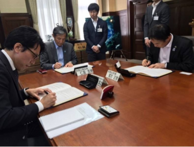 和歌山県知事（中央）・和歌山市長（右）・渡邉社長（左）で調印