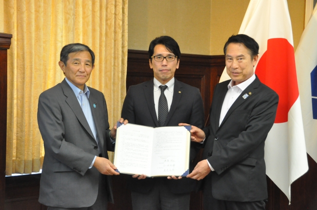 調印記念撮影　和歌山県知事（左）・渡邉社長（中央）和歌山市長（右）