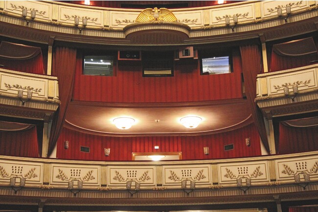 現在でも、観客席1階・中央のボックス席は、皇帝と貴族専用の席としてKaiserloge （皇帝の座）と呼ばれている。ボックス席上部の窓の奥には、音響制 御室が設置されている　（出所：ベッコフオートメーション）