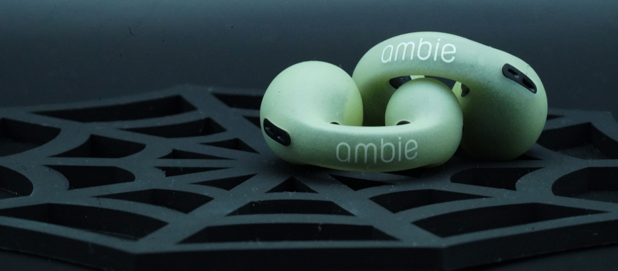 ambie蓄光素材ソックス「Ghost」9月29日数量限定発売｜ambie株式会社の