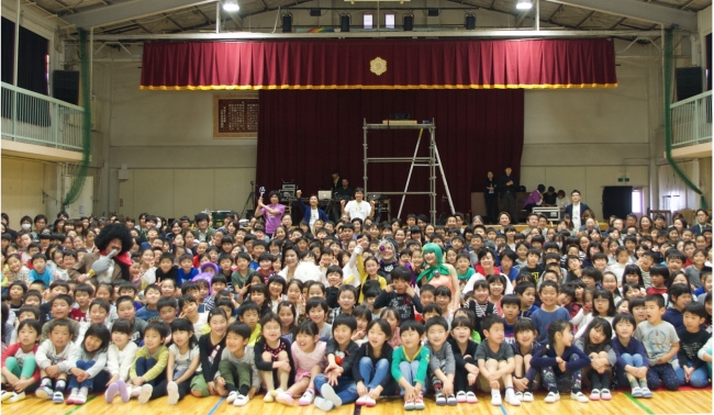 東京都中野区立桃園第二小学校では、1年生から6年生までの全校児童の334名の生徒が演劇を鑑賞しました。