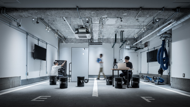 トヨタコネクティッドの東京事務所。オフィスにガレージスペースを設置することで、帰属意識向上などに寄与。