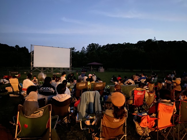 移動映画をテーマに起業を目指す方が昨年行った野外映画上映会。100名