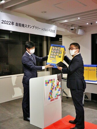 自販機を模した段ボールの中には、ケンミン商品詰め合わせセットが入っている 自販機を模した段ボールの中には、ケンミン商品詰め合わせセットが入っている