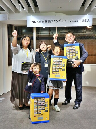 写真右から、レジェンド名きく姫さん、ボビーさん、ぽこさん(男性)。スタンプラリーはご家族での参加となり、認定式にはきく姫さんとぽこさんのお子さんらも出席しました 写真右から、レジェンド名きく姫さん、ボビーさん、ぽこさん(男性)。スタンプラリーはご家族での参加となり、認定式にはきく姫さんとぽこさんのお子さんらも出席しました