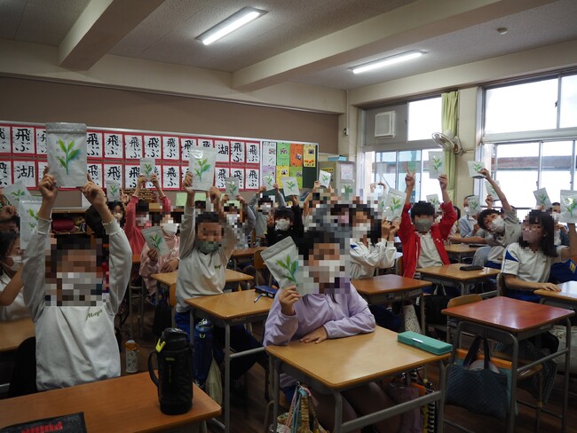 神戸市の小学校での配布の様子 神戸市の小学校での配布の様子