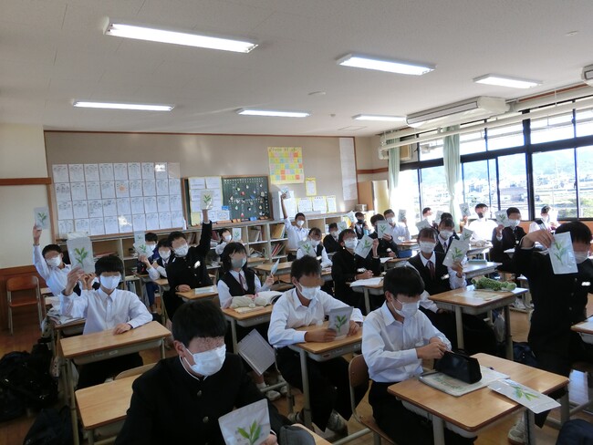 南あわじ市の中学校での配布の様子 南あわじ市の中学校での配布の様子