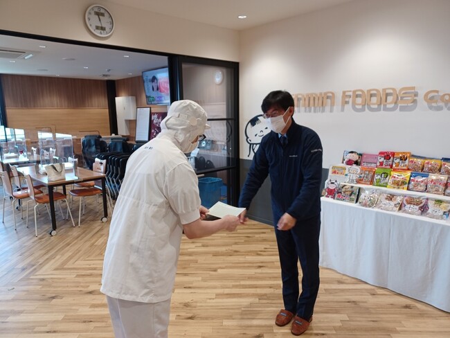 篠山工場での賞与支給式の様子 （写真右は弊社社長の高村）