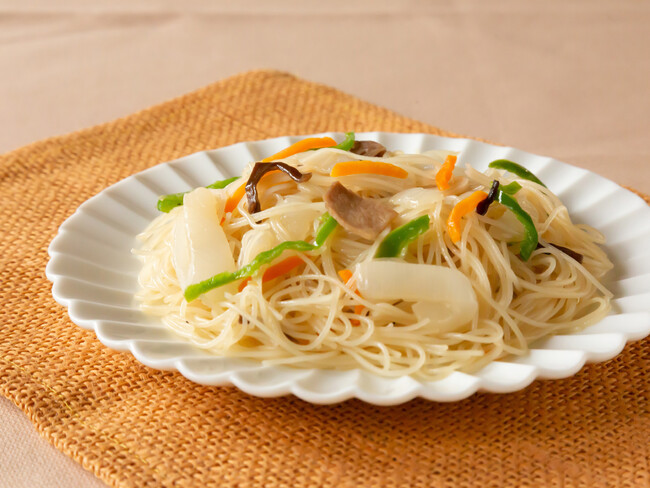 阪神電車・西宮駅に設置した冷凍ビーフン自販機で販売している兵庫ケンミン焼ビーフン 阪神電車・西宮駅に設置した冷凍ビーフン自販機で販売している兵庫ケンミン焼ビーフン