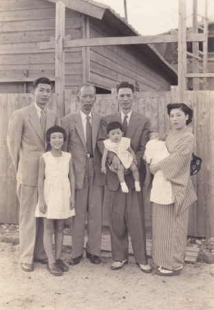 1950年自宅兼工場の前で(健民右から2人目)