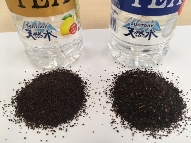 左がレモンに使用した「香り贅沢茶葉」。右がミルクに使用した「アッサム茶番」。