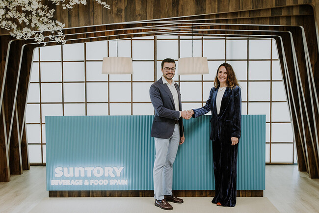 〈11月22日(水)協定式にて(左:ラヨス市長 ゴンサロ・ガルシア・ゴンサレス氏、 右:サントリー食品スペイン社 COO サラ・デ・パブロス)〉 〈11月22日(水)協定式にて(左:ラヨス市長 ゴンサロ・ガルシア・ゴンサレス氏、 右:サントリー食品スペイン社 COO サラ・デ・パブロス)〉