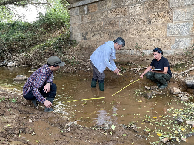 〈水科学研究所と地元研究者による水質調査〉 〈水科学研究所と地元研究者による水質調査〉
