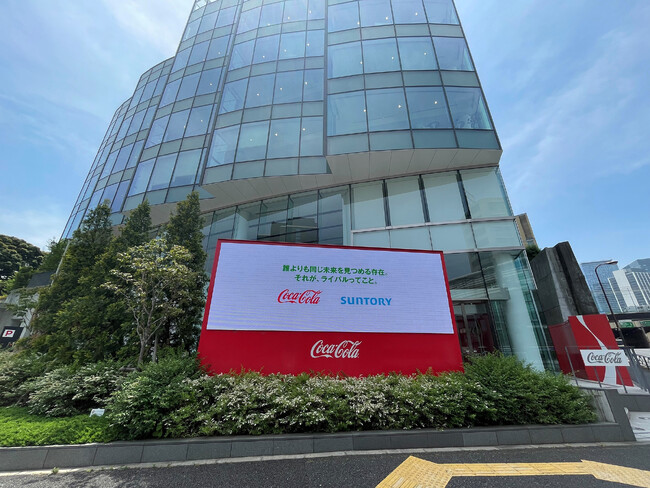 ２０２３年展開例　日本コカ・コーラ 渋谷オフィス前（デジタルサイネージ）