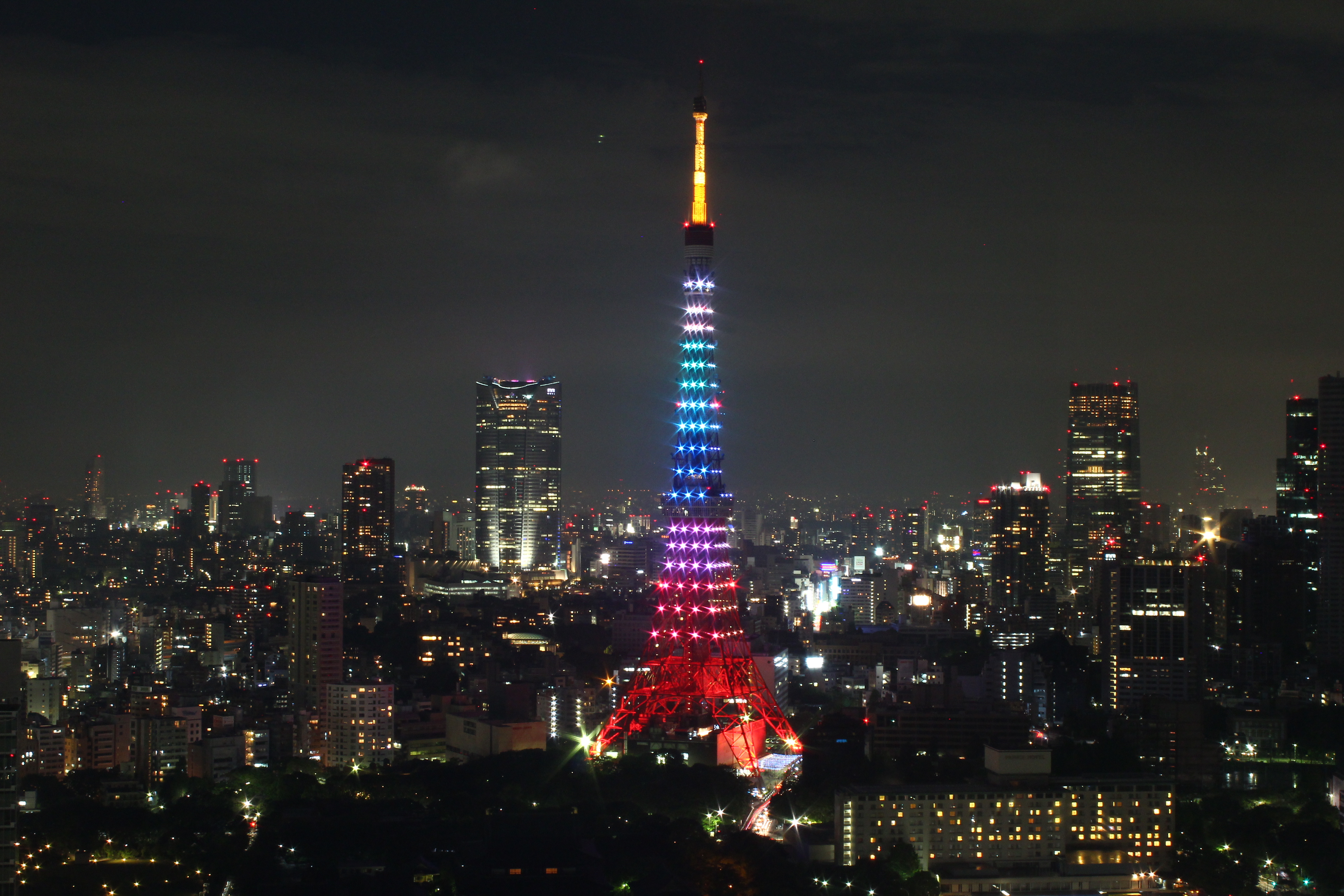 17年11月28日 火 東京タワーがレインボーカラーにライトアップ モダンラグジュアリーブランドcoachが色とりどりのホリデーコレクションの発売記念にイルミネーションを実施 コーチのプレスリリース