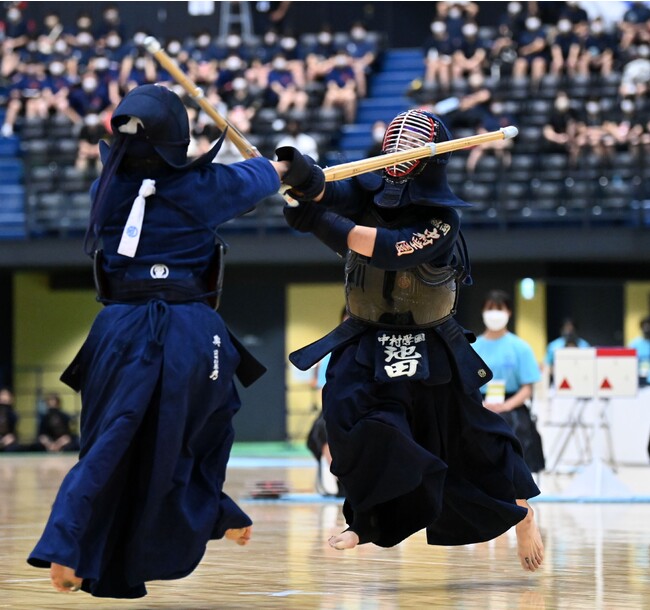 2022年女子決勝で、明豊の奥（左）に面を決める中村学園女子の池田