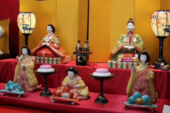 香蘭社製：世界最大の磁器製ひな人形二段飾り