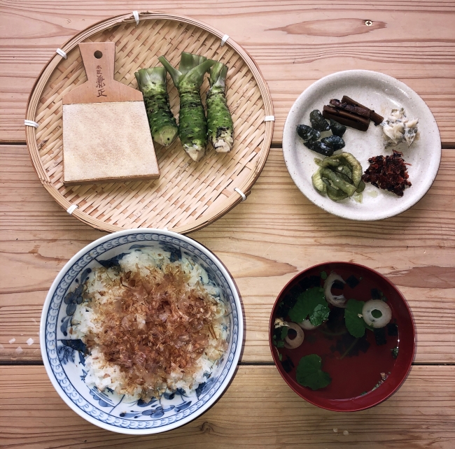 採れたてのわさびをすりおろして食べる「わさび丼」