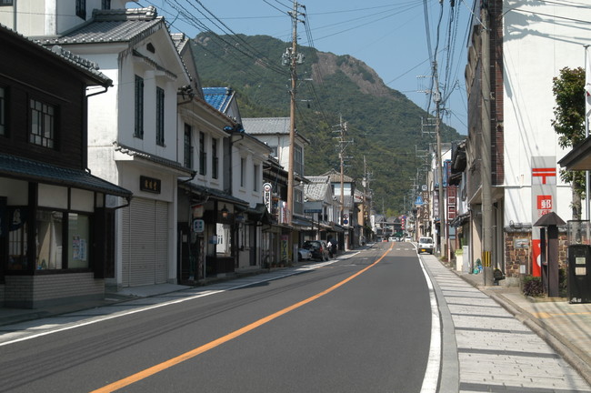 伝統的建造物群保存地区の街並みには、約200年の歴史を持つ有田焼の店舗が並ぶ。