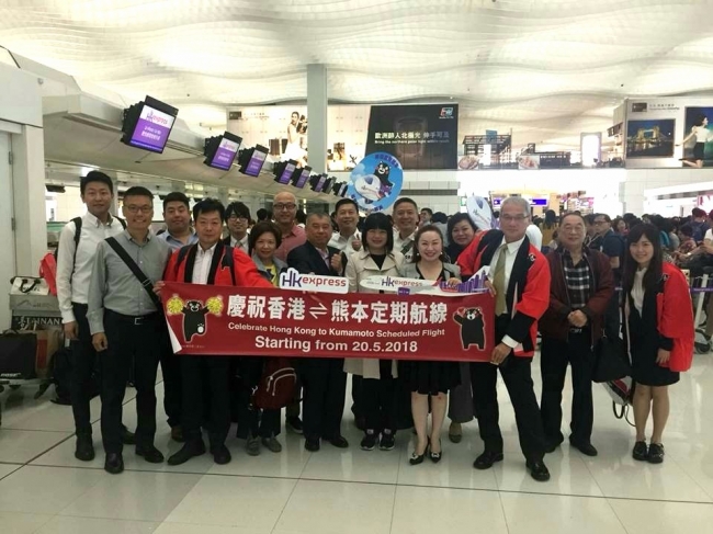 2018年5月20日、熊本-香港線の定期便化開始セレモニーに出席する 熊本県香港事務所および香港エクスプレスの代表者