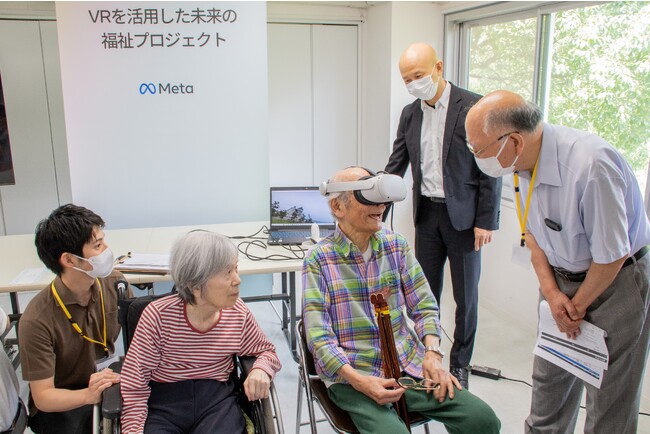 入居者向けVR旅行体験会の様子 入居者向けVR旅行体験会の様子