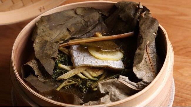 太刀魚のエスニックハーブと蓮の葉蒸し 太刀魚のエスニックハーブと蓮の葉蒸し