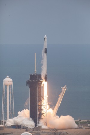 ファルコン9ロケットにより打ち上げられるドラゴン補給船運用22号機 (C)NASA