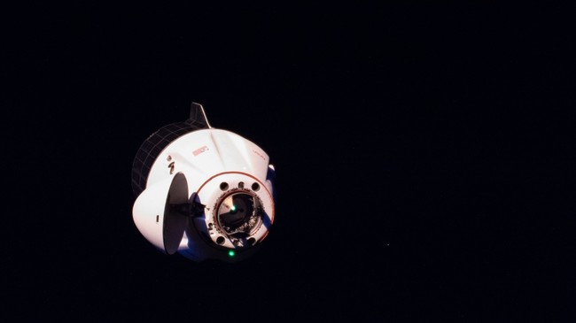 ISSに接近するドラゴン補給船運用24号機 （写真：JAXA、NASA提供）
