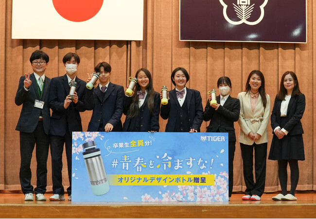左から、応募いただいた前(まえ)先生、倉敷翠松高校卒業生5名、タイガー魔法瓶広報担当2名