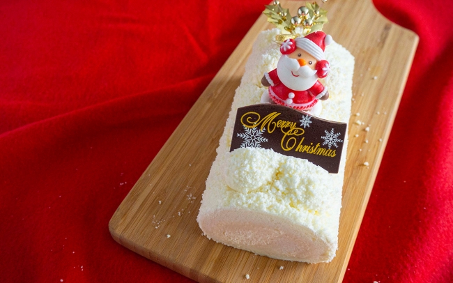2種類のチーズに生クリームを加えて仕上げたレアチーズクリームをふわっふわの生地でくるんだ クリスマスだけのスペシャルなロールケーキ サンタ ノエル 株式会社寿香寿庵のプレスリリース