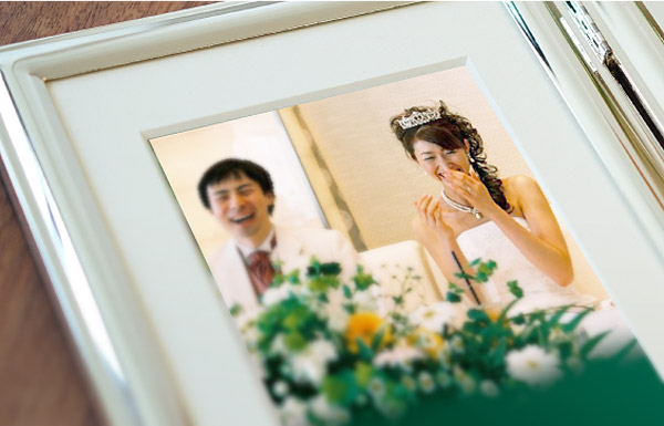結婚式の写真を、結婚式の日の花個紋とともに