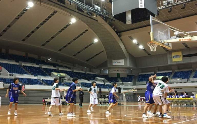 バスケットボール大会を応援しています。