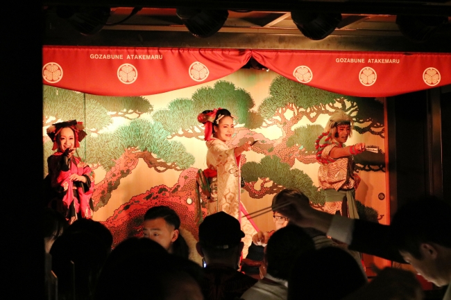 大迫力の大江戸演舞劇。参加者からも熱い視線が注がれた
