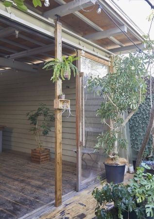 窓際に柱を立てれば、背の低い植物も 日当たりの良い場所に配置が可能
