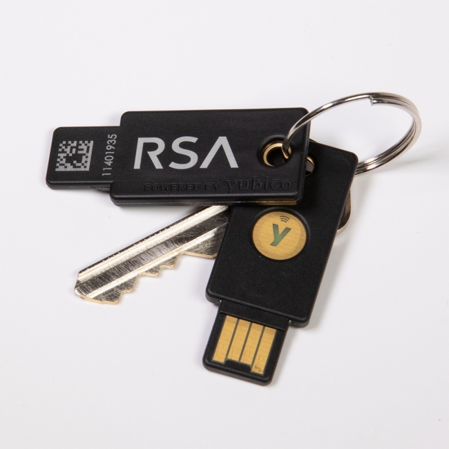 YubiKey for RSA SecurID Access（それぞれ裏面と表面）