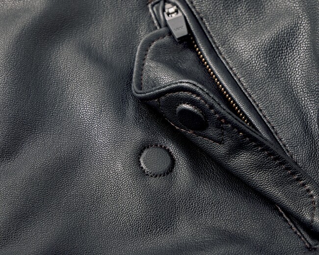 ポケットは開閉が簡単な、マグネット式のボタンを採用