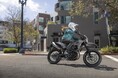 ストリートで自在に駆け抜けるパフォーマンスを持つ「KLX230SM」が、さらなるアップデートを果たして新たに登場