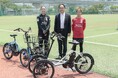 INAC神戸レオネッサ宮本監督、成宮選手へ川崎重工から三輪ビークル「noslisu」を贈呈