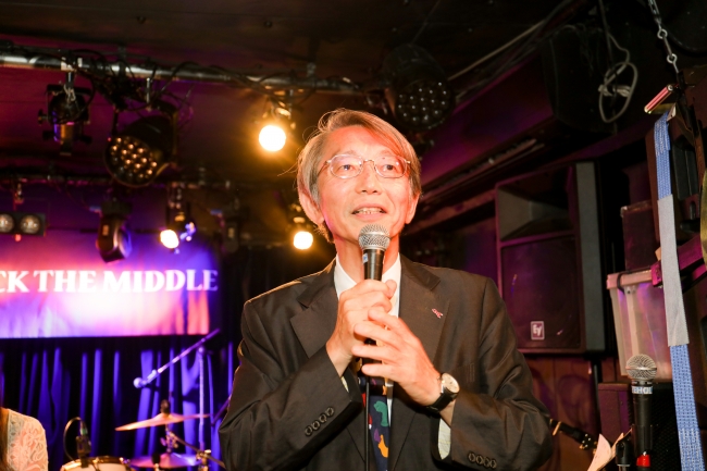オープニングで挨拶をする　AIDS文化フォーラムin横浜　運営委員　岩室紳也先生