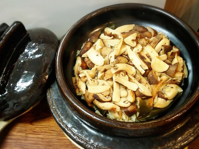 信楽焼の釜で炊いた近江米の松茸ご飯