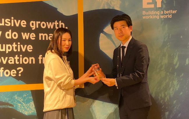 左から、シェアダイン共同代表井出有希、EY 新日本有限責任監査法人 柄澤涼氏 左から、シェアダイン共同代表井出有希、EY 新日本有限責任監査法人 柄澤涼氏