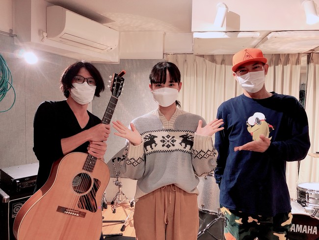 左より 新屋行裕(かりゆし58)、上原千果、前川真悟(かりゆし58) 左より 新屋行裕(かりゆし58)、上原千果、前川真悟(かりゆし58)