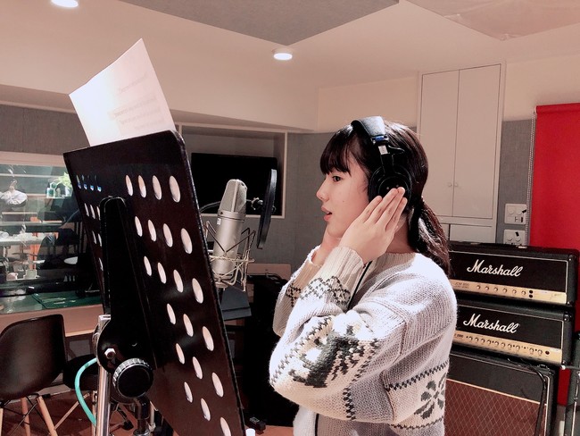 劇中曲『花はどこへいった(Where have all the flowers gone)』を歌唱する上原千果 劇中曲『花はどこへいった(Where have all the flowers gone)』を歌唱する上原千果