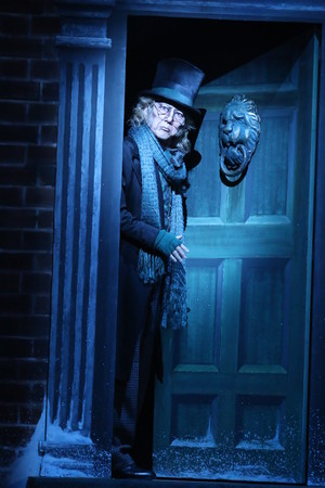 『スクルージ〜クリスマス・キャロル〜』舞台写真(2015年)/市村正親、撮影:田中亜紀 『スクルージ〜クリスマス・キャロル〜』舞台写真(2015年)/市村正親、撮影:田中亜紀