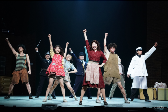 左より)サミー役 内田朝陽、リンダ役 木南晴夏、ミセス・ジョンストン役 堀内敬子、ミッキー役 柿澤勇人、ナレーター役 伊礼彼方 左より)サミー役 内田朝陽、リンダ役 木南晴夏、ミセス・ジョンストン役 堀内敬子、ミッキー役 柿澤勇人、ナレーター役 伊礼彼方