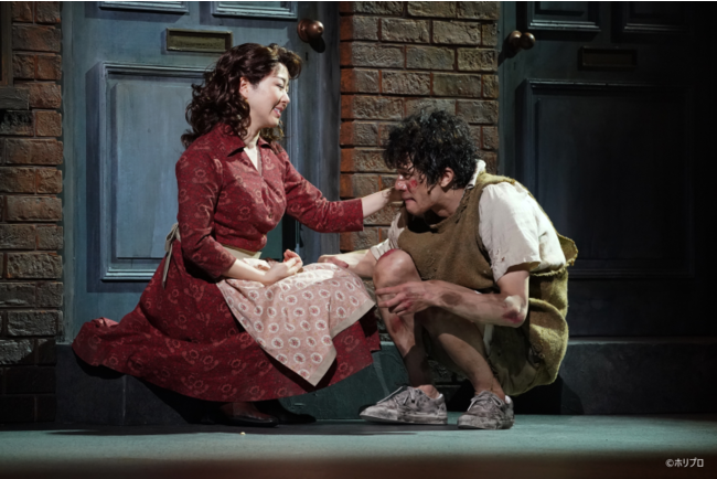 左より)ミセス・ジョンストン役 堀内敬子、ミッキー役 柿澤勇人 左より)ミセス・ジョンストン役 堀内敬子、ミッキー役 柿澤勇人